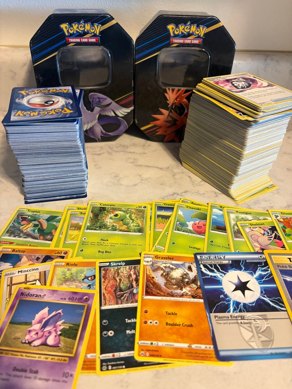 600 Pokémon Card Bulk Lot English TCG Commons Uncommons Trainers Energy + 2 Tins